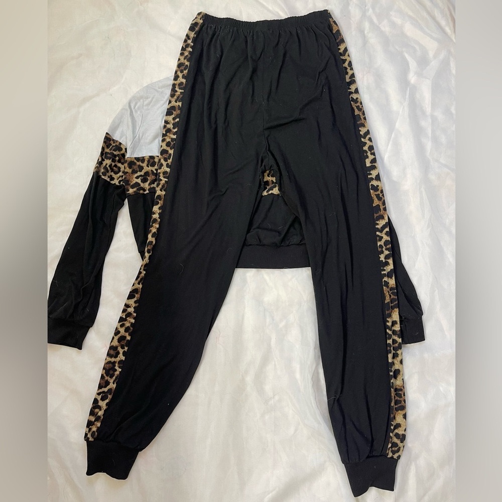 SHEIN Jogger Set. Black and Leopard Print Long Sleeve Cropped Sweater Jogger Set